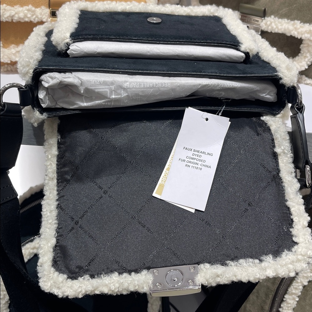 MICHAEL KORS Bradshaw Medium Suede and Faux Shearling Messenger Bag
Black
NWT - Picture 9 of 16